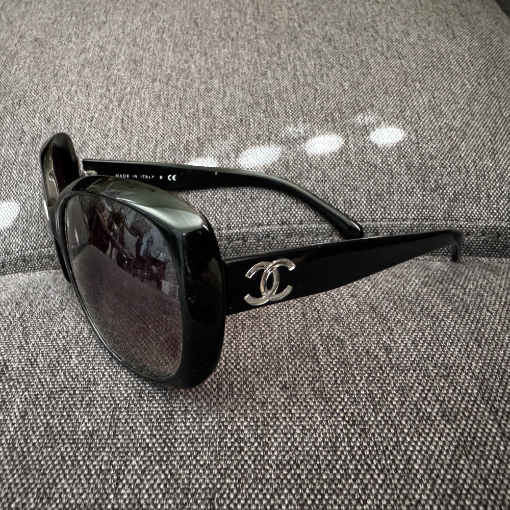 💋SOLD💋 CHANEL Black Oversized Sunglasses with Gold Accents - Picture 2 of 9